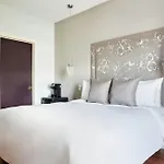 The Crescent Hotel Beverly Hills, Sonder