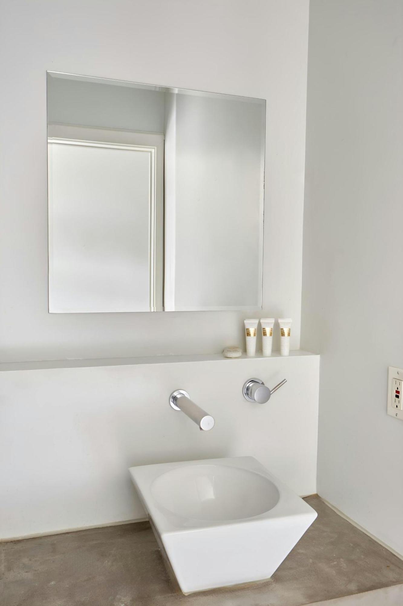 The Crescent Hotel Beverly Hills, Sonder Hotel 4*