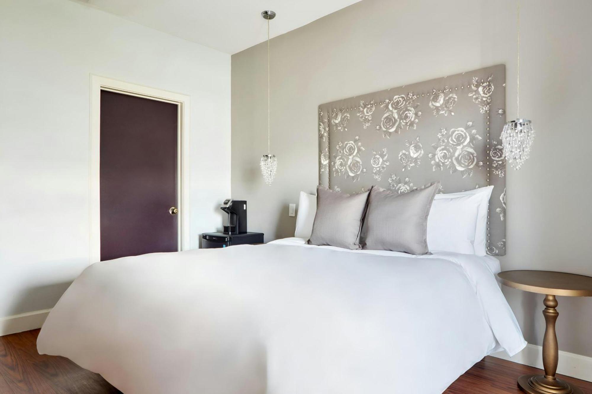 The Crescent Hotel Beverly Hills, Sonder