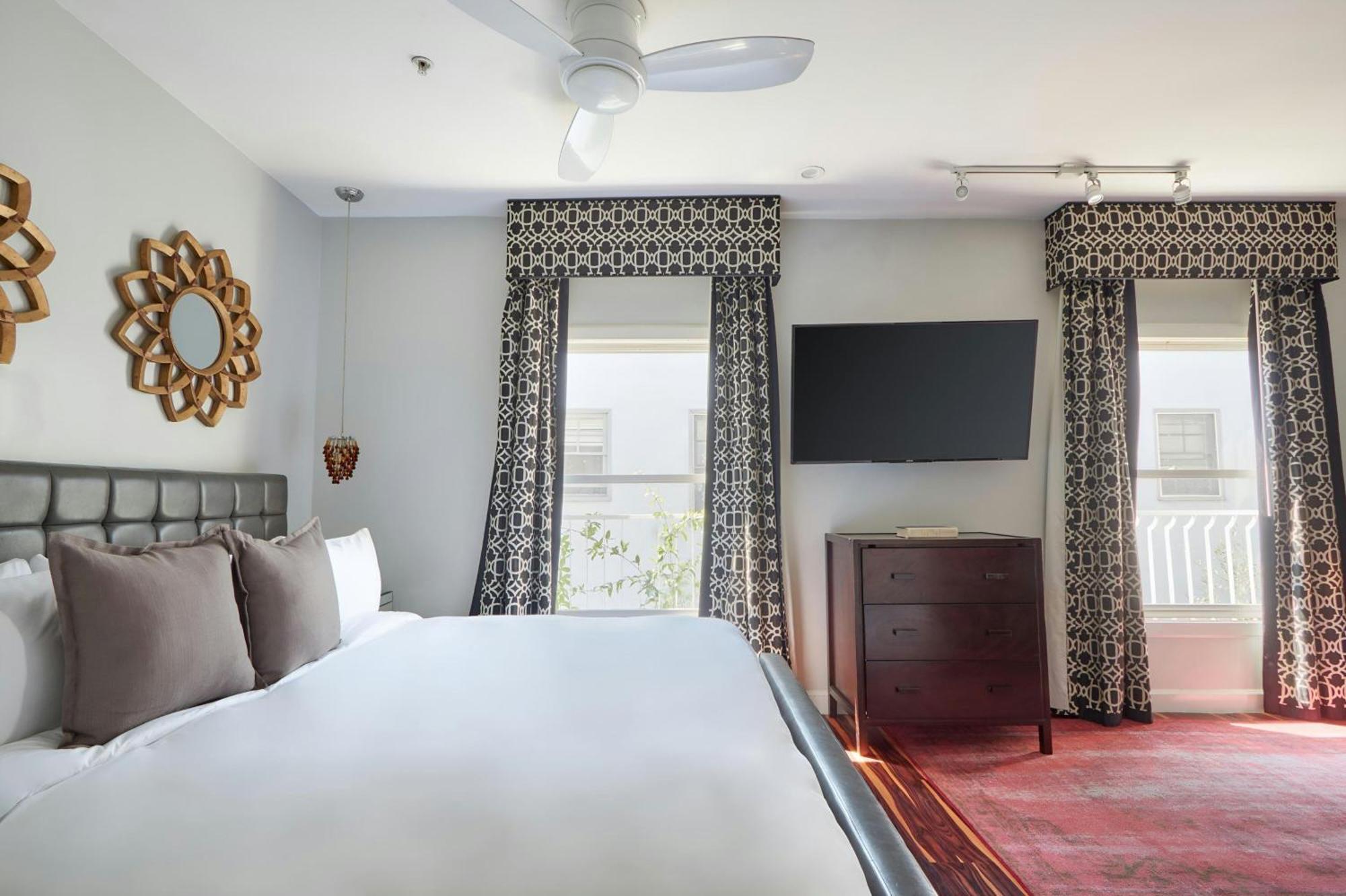 The Crescent Hotel Beverly Hills, Sonder 4*