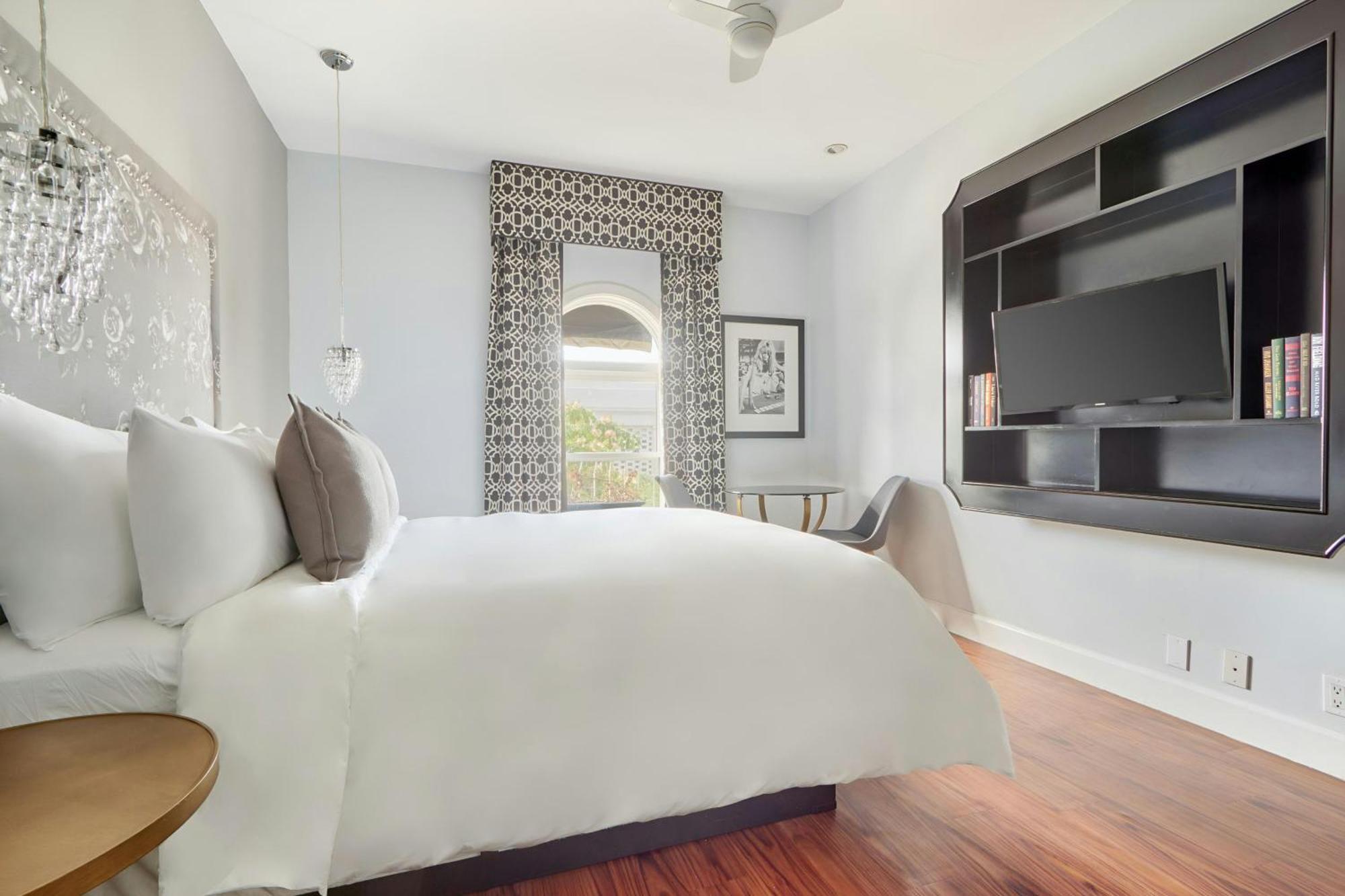 The Crescent Hotel Beverly Hills, Sonder