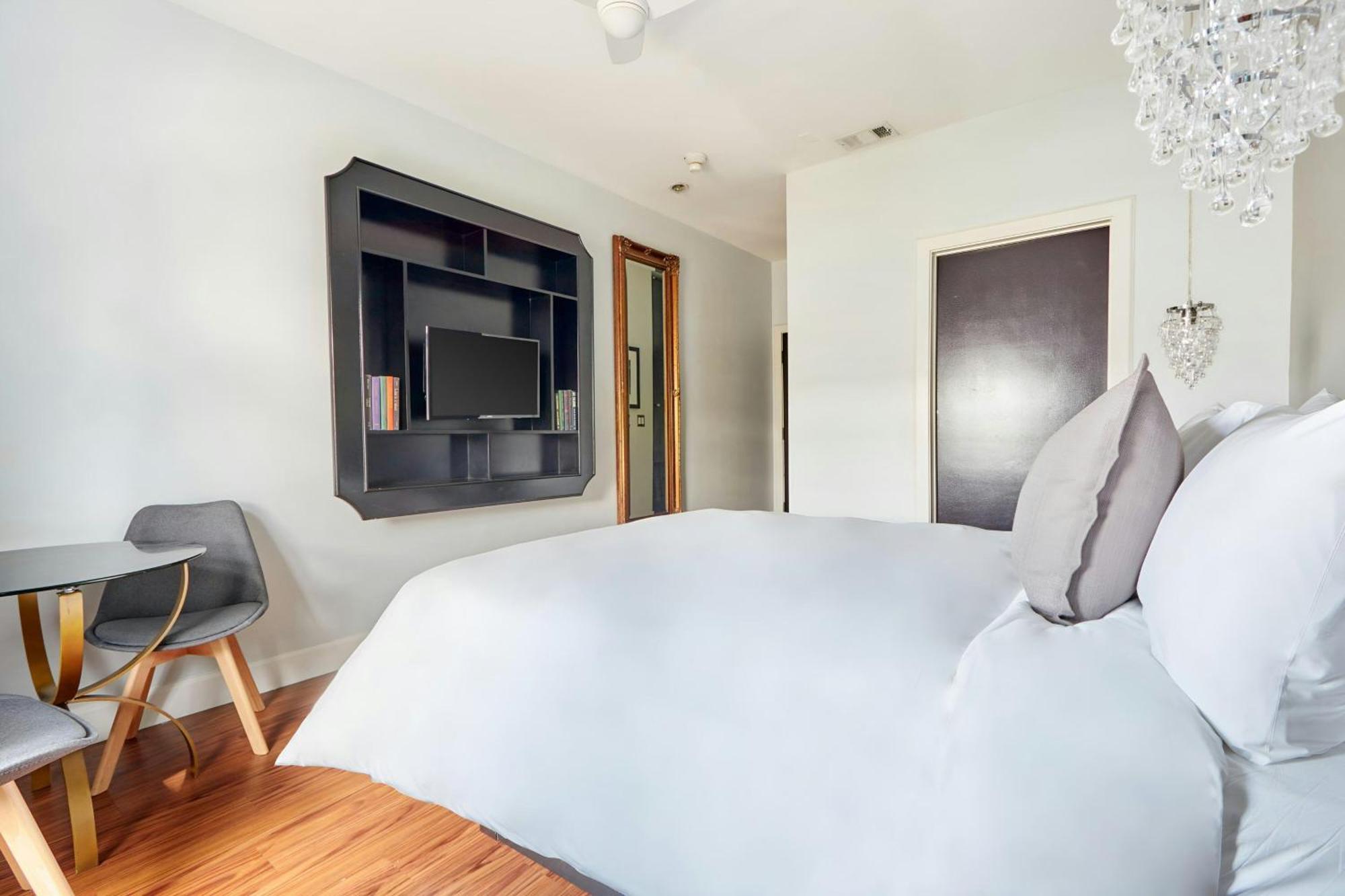 The Crescent Hotel Beverly Hills, Sonder Hotel 4*