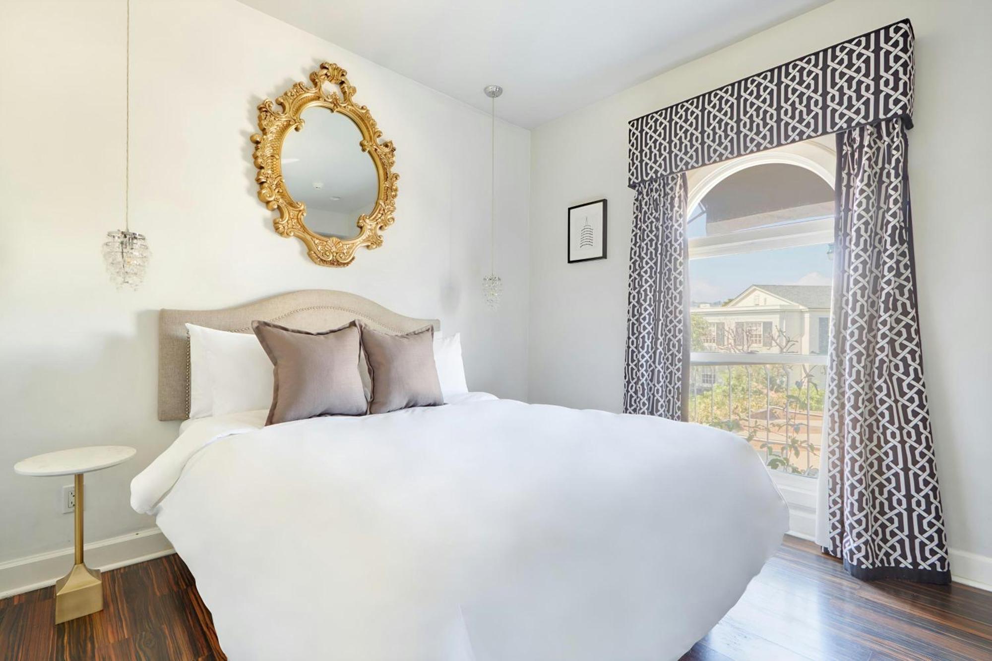 The Crescent Hotel Beverly Hills, Sonder 4*